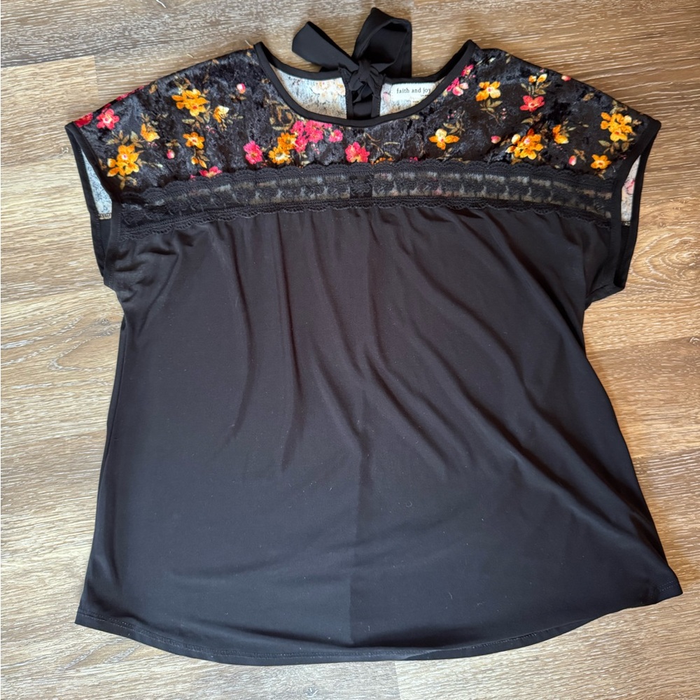 Faith‎ and Joy PXL floral lace top with touch of velvet! Great condition!